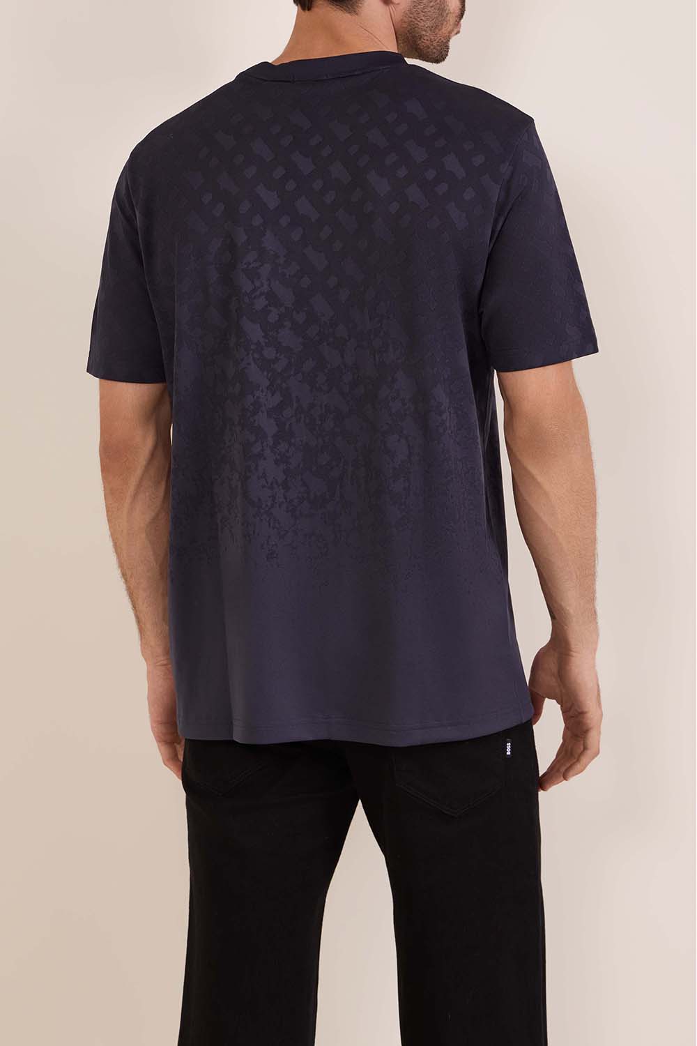 תמונת דוגמן אחורית של חולצת טי