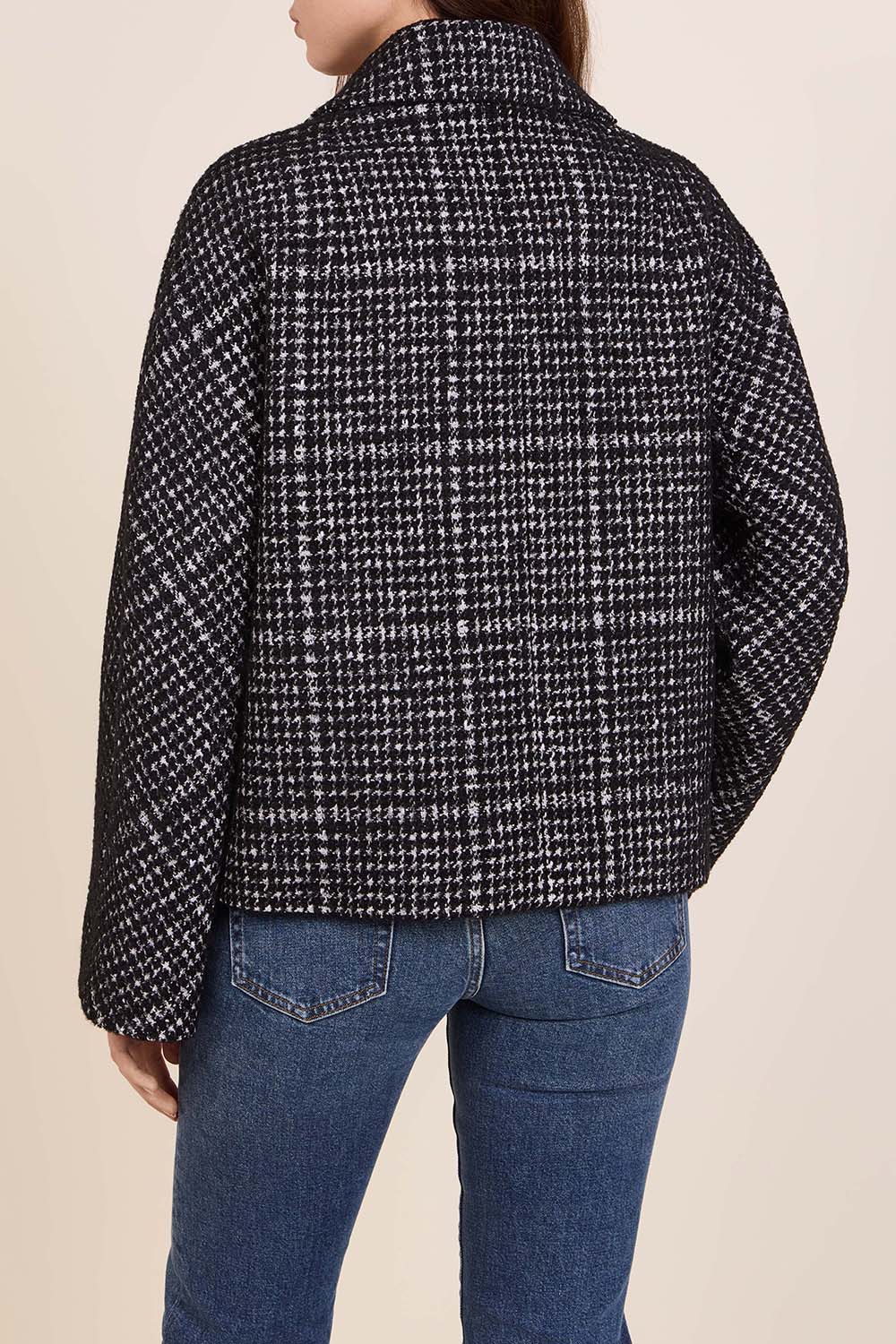 תמונת דוגמן אחורית של זקט ארוג