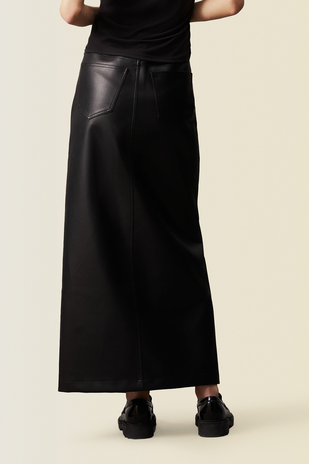 תמונת דוגמן אחורית של חצאית מקסי מעור טבעוני