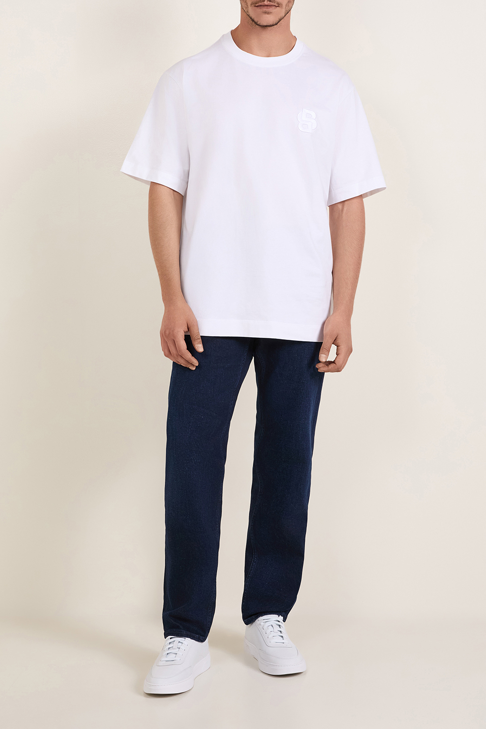 תמונת דוגמן קידמית של נעלי סניקרס