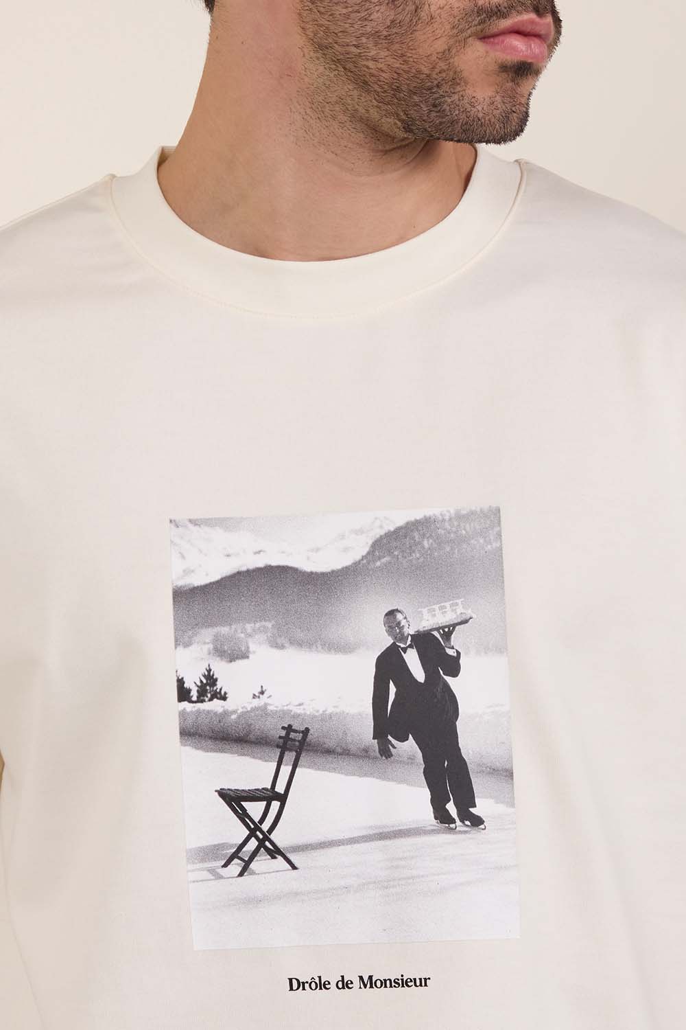 תמונת דוגמן אחורית של חולצת טי משוחררת