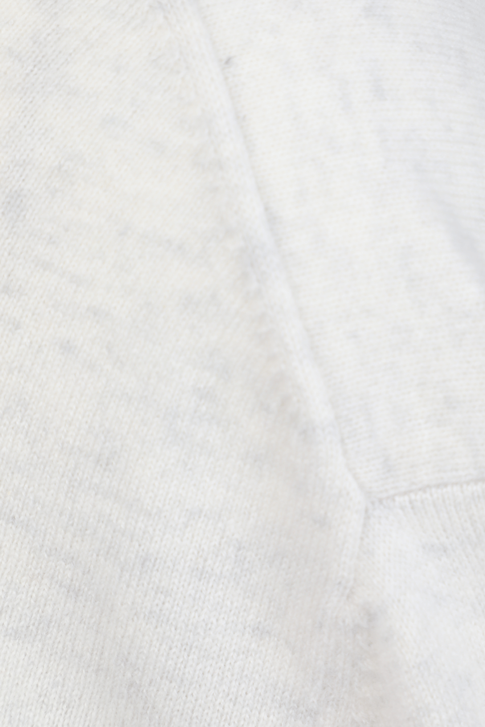 תמונה אחורית של סוודר לבן עם צווארון וי
