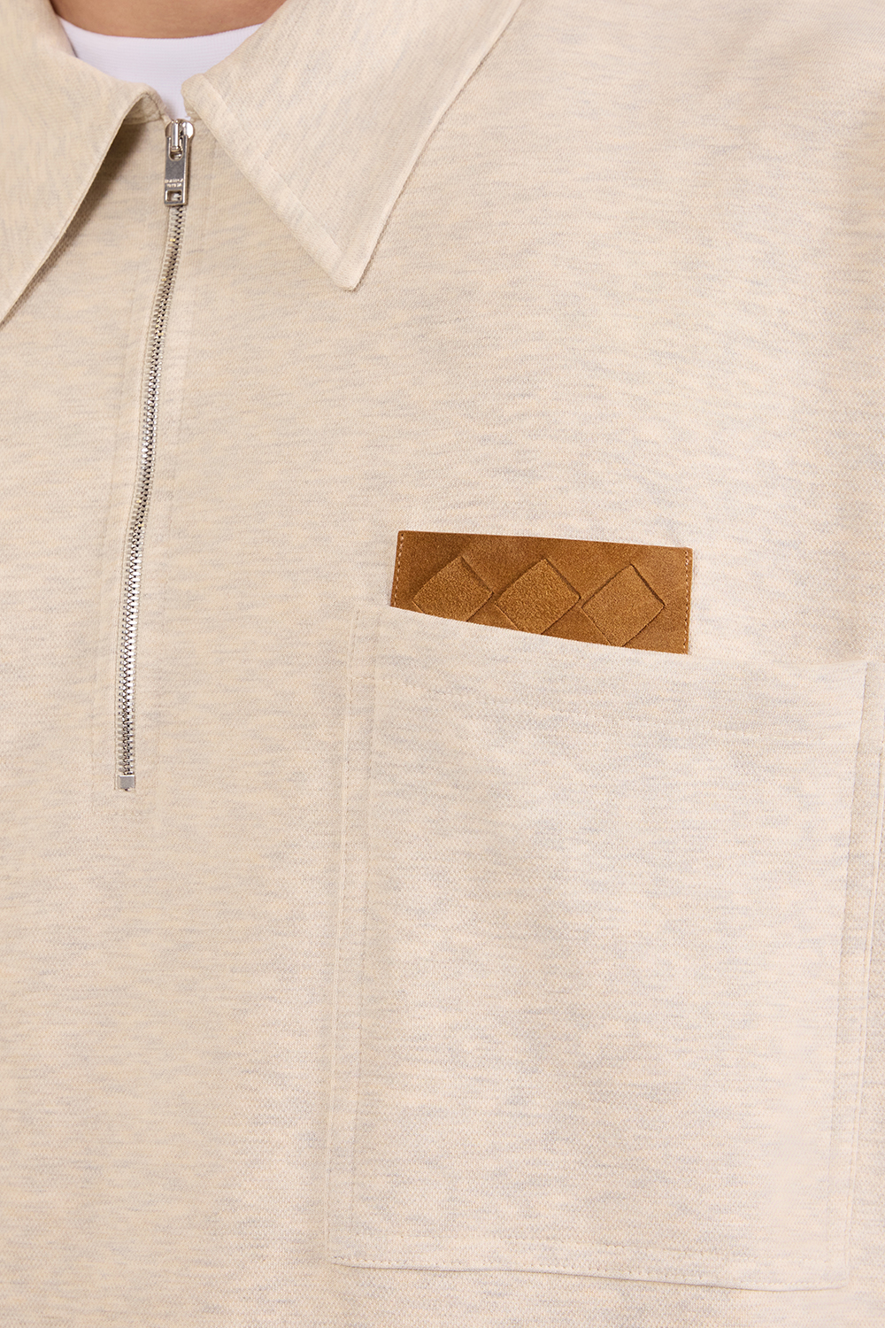 תמונת תקריב דוגמן של חולצת פולו