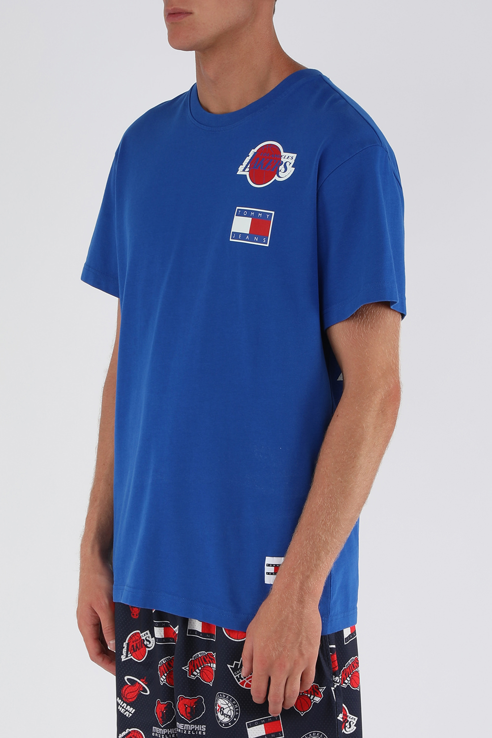 תמונת דוגמן קידמית של חולצת טי קצרה עם הדפס אן-בי-איי לייקרס