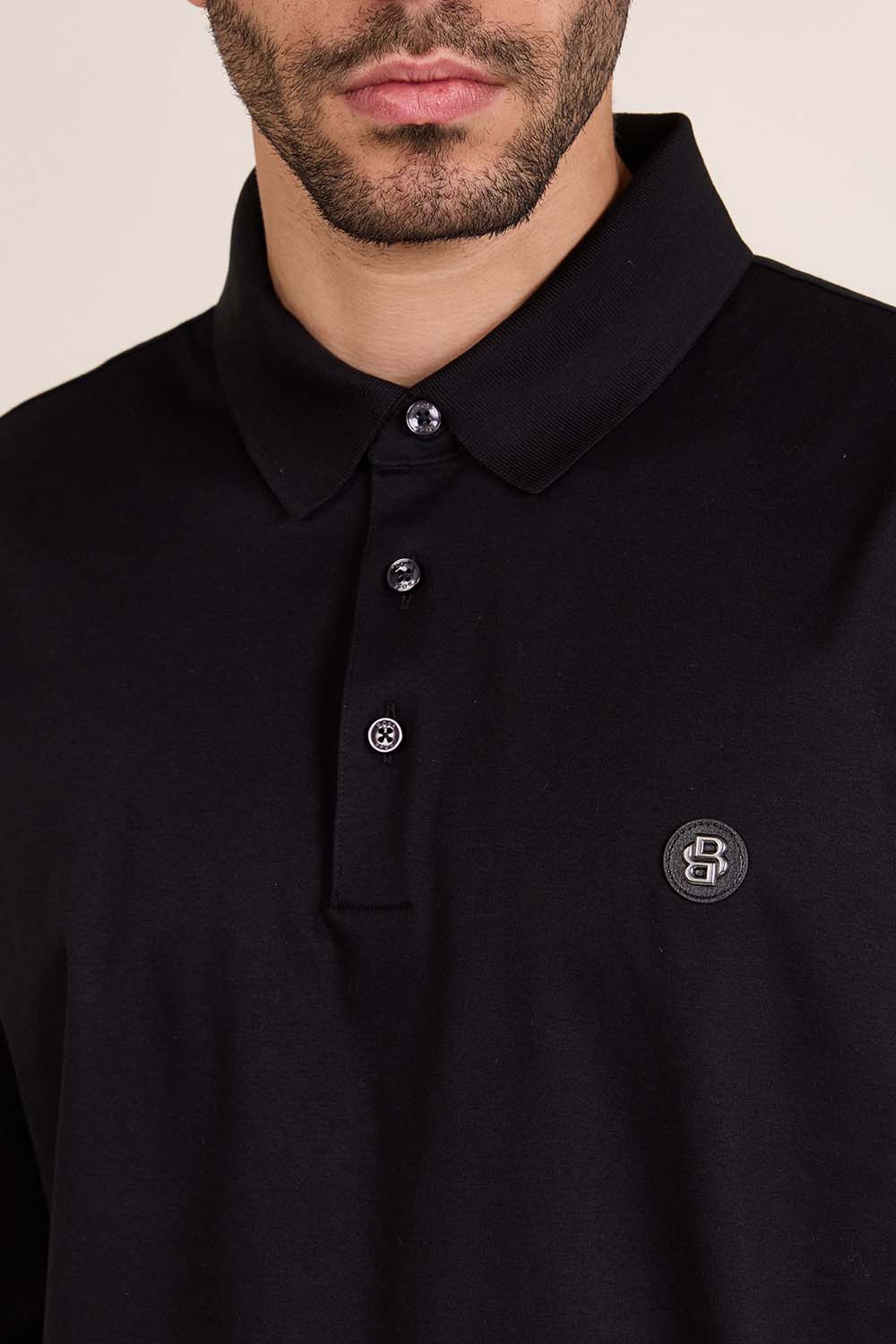 תמונת תקריב דוגמן של חולצת פולו ארוכה