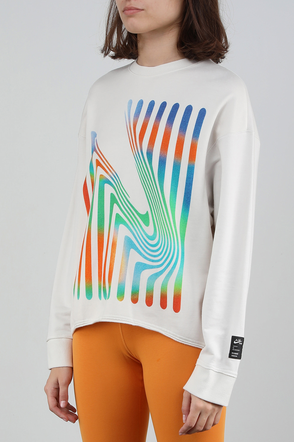 תמונת דוגמן קידמית של חולצת יוגה ארוכה עם הדפס ססגוני