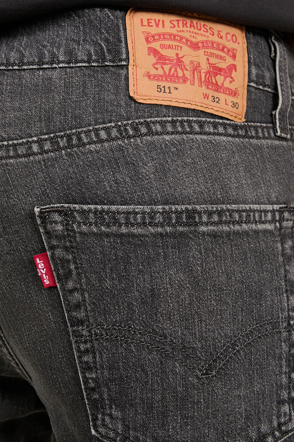 תמונת תקריב דוגמן של מכנסי ג'ינס סלים פיט 511