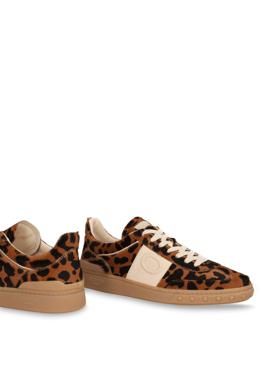 תמונת תקריב של נעלי סניקרס