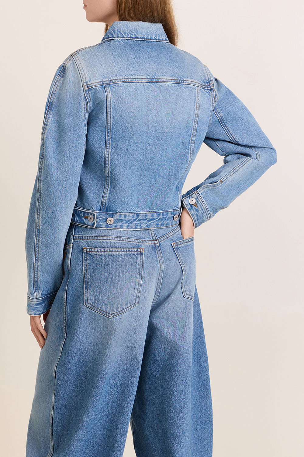 תמונת דוגמן אחורית של ז'קט ג'ינס