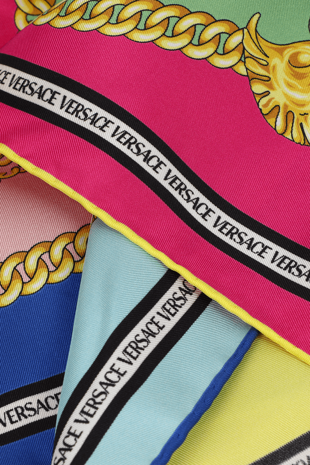 תמונה אחורית של מטפחת משי עם הדפס צבעוני