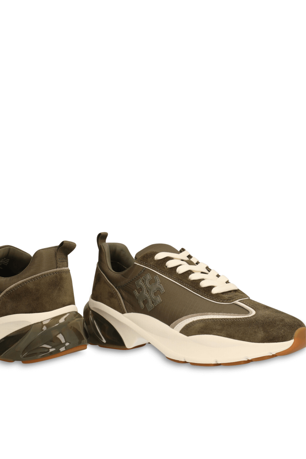 תמונת תקריב של נעלי סניקרס גולד לאק