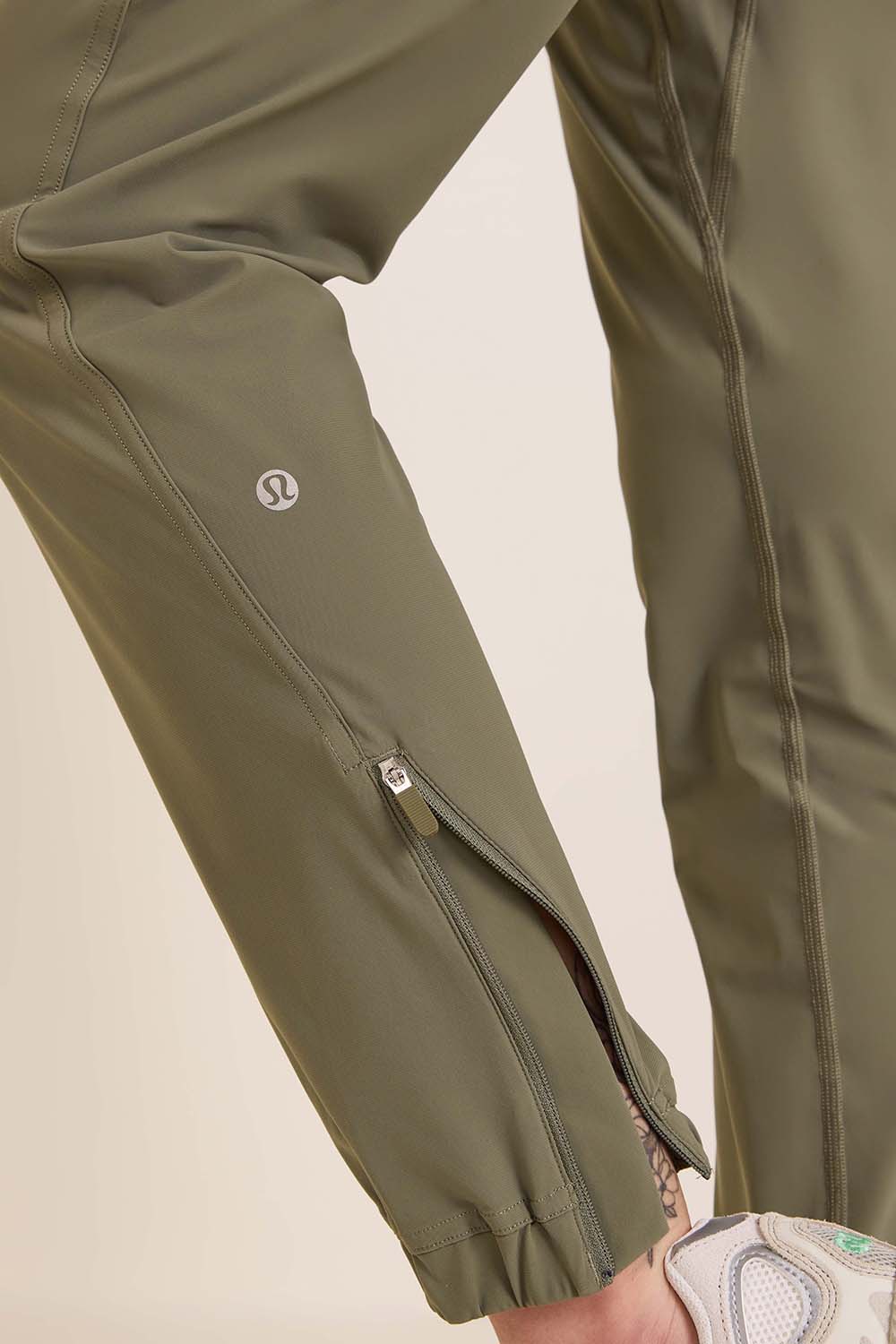 תמונת תקריב דוגמן של Adapted State High-Rise Jogger *Regular