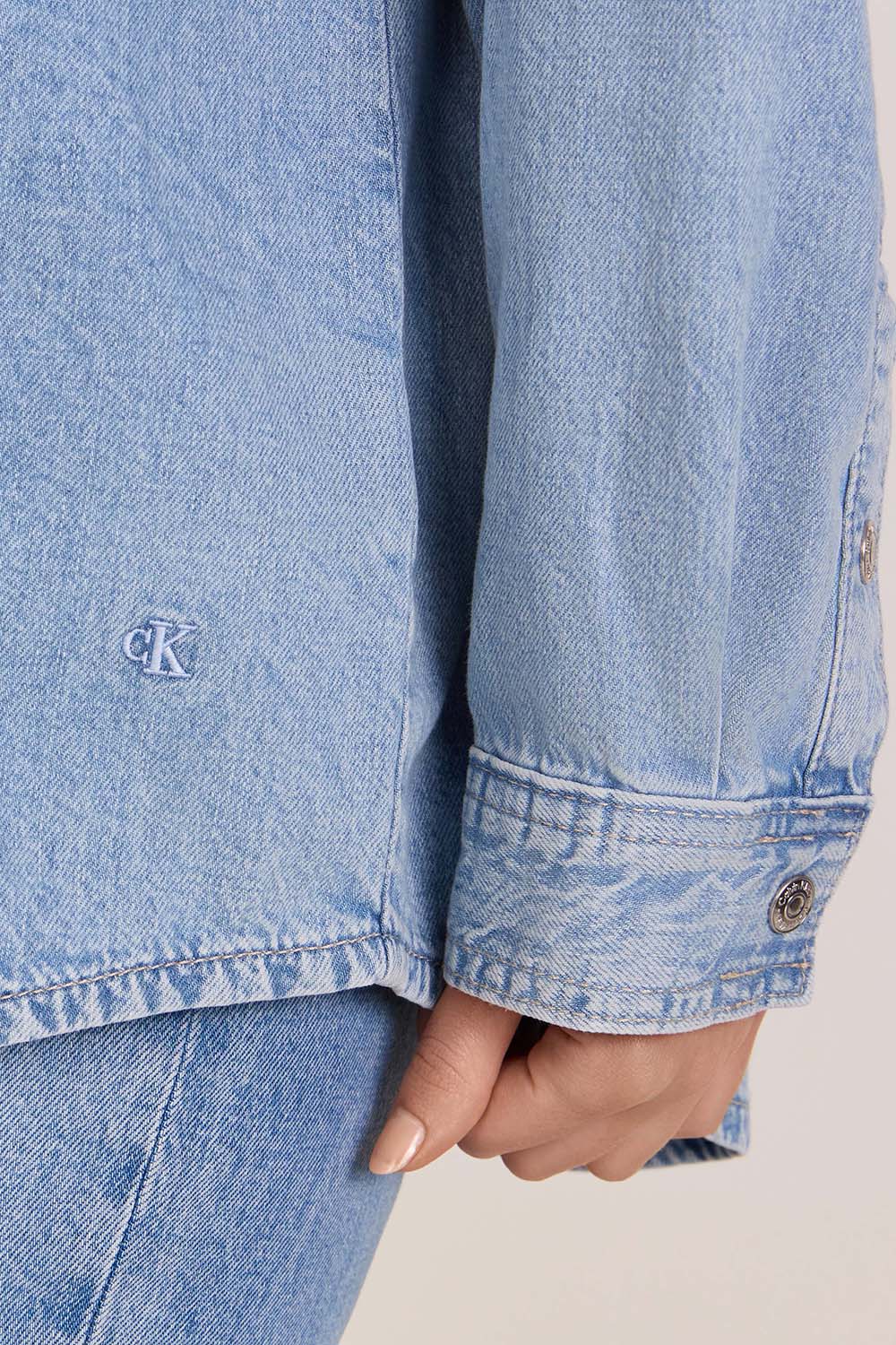 תמונת תקריב דוגמן של חולצת-ז'קט ג'ינס