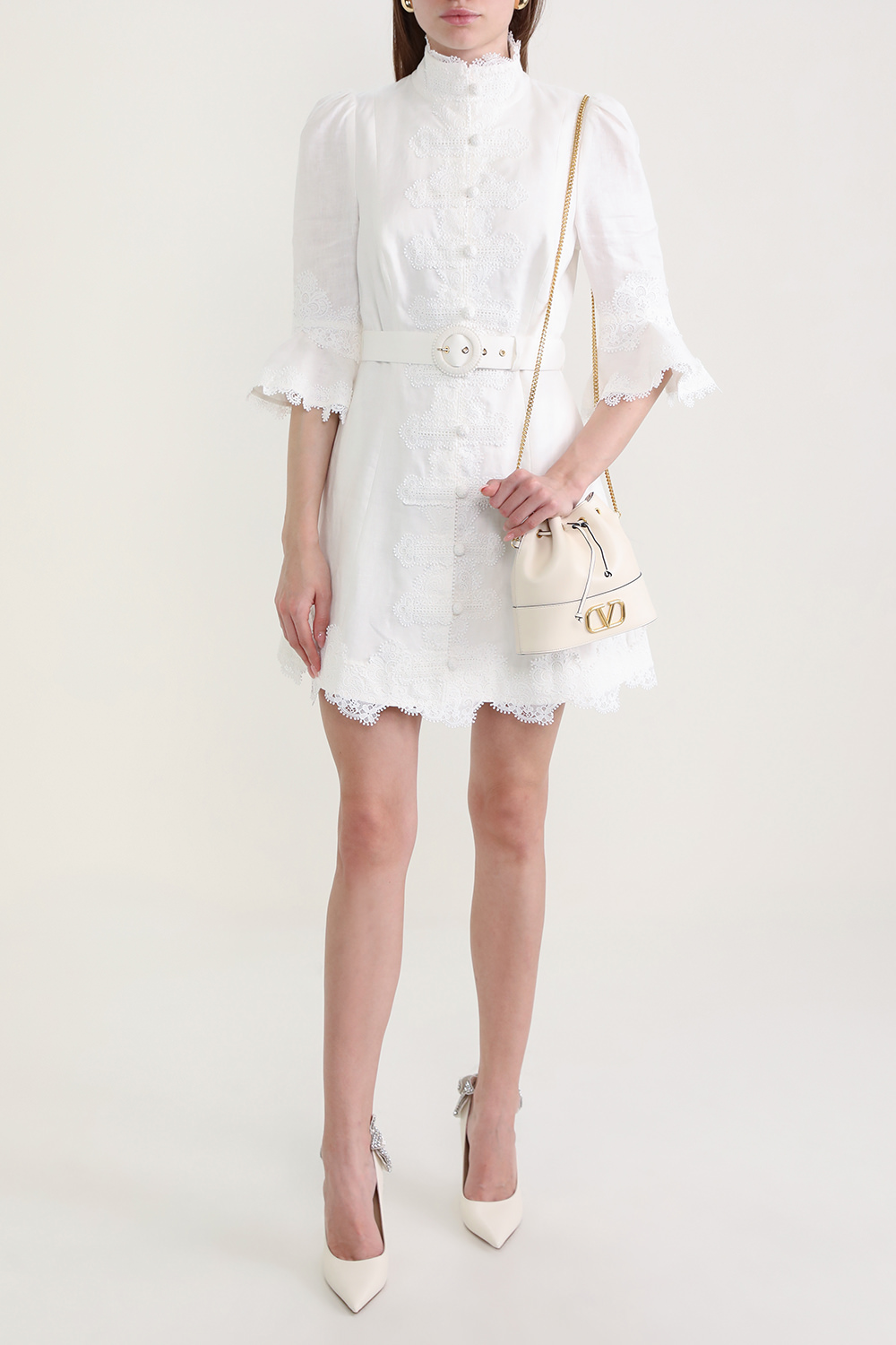 תמונת דוגמן קידמית של נעלי עקב מעור לאב 100 עם קשת פנינים וקריסטלים