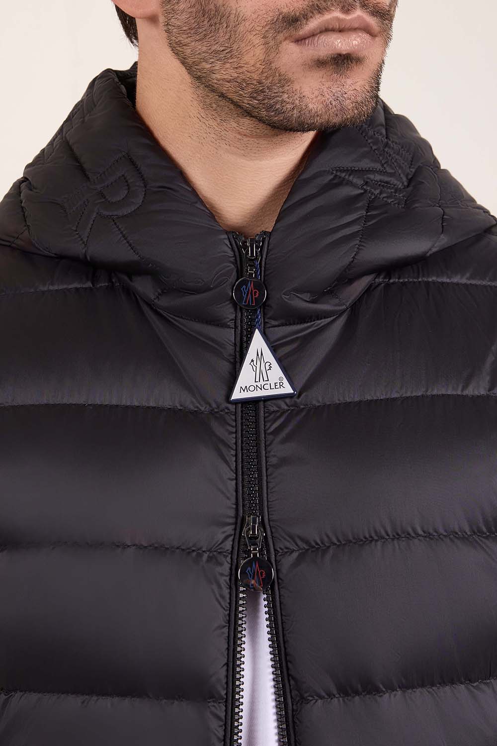 תמונת תקריב דוגמן של מעיל פוך קל