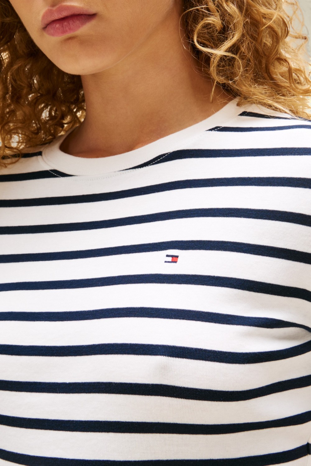 תמונת תקריב דוגמן של חולצת טי סלים פיט