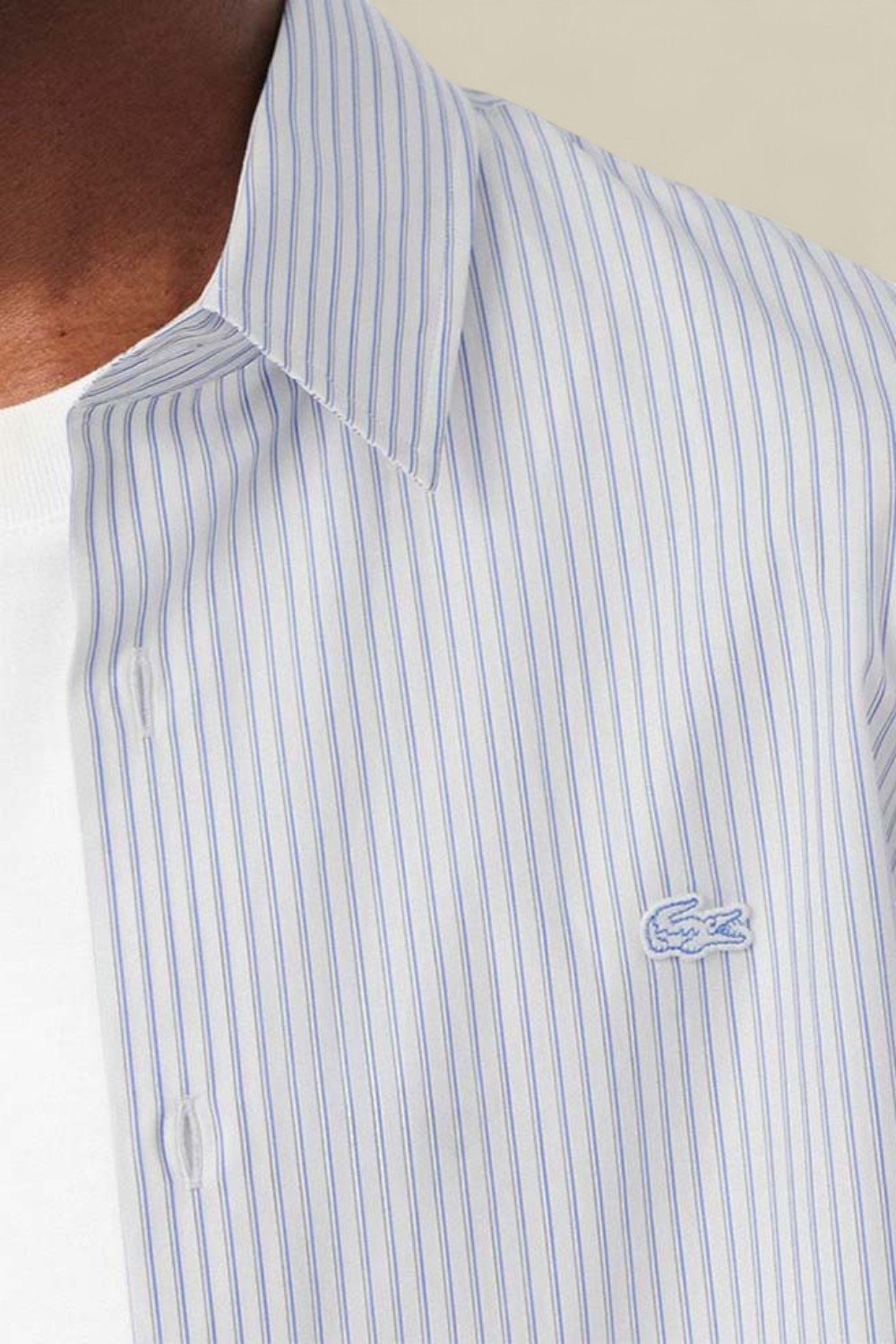 תמונת תקריב דוגמן של חולצת כפתורים