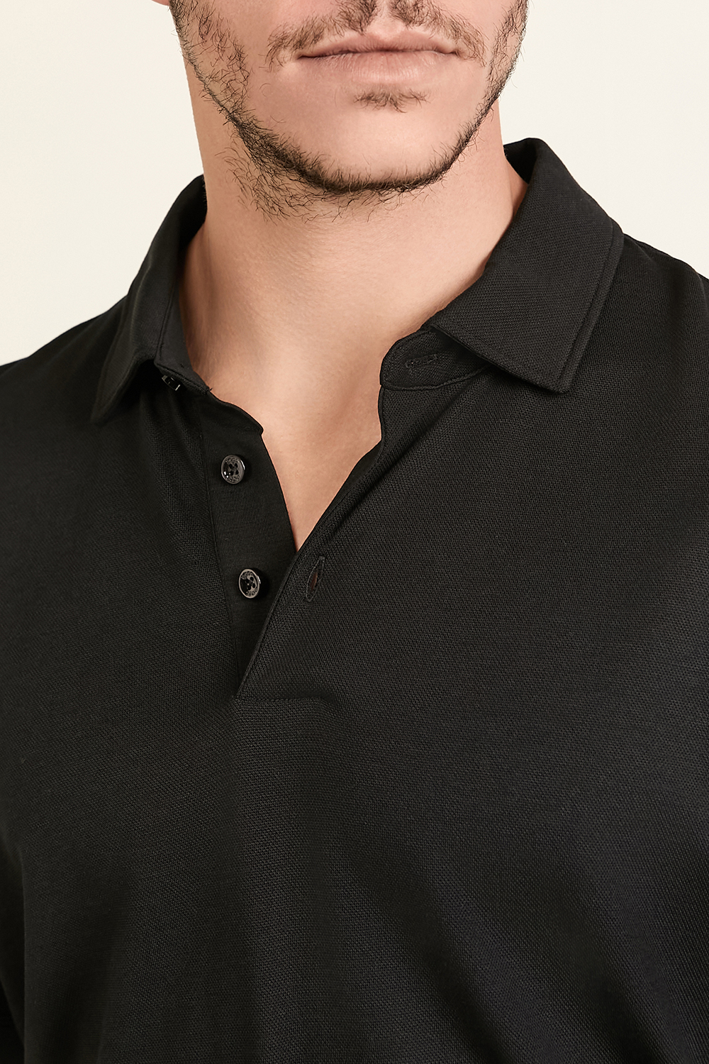 תמונת תקריב דוגמן של חולצת פולו קצרה