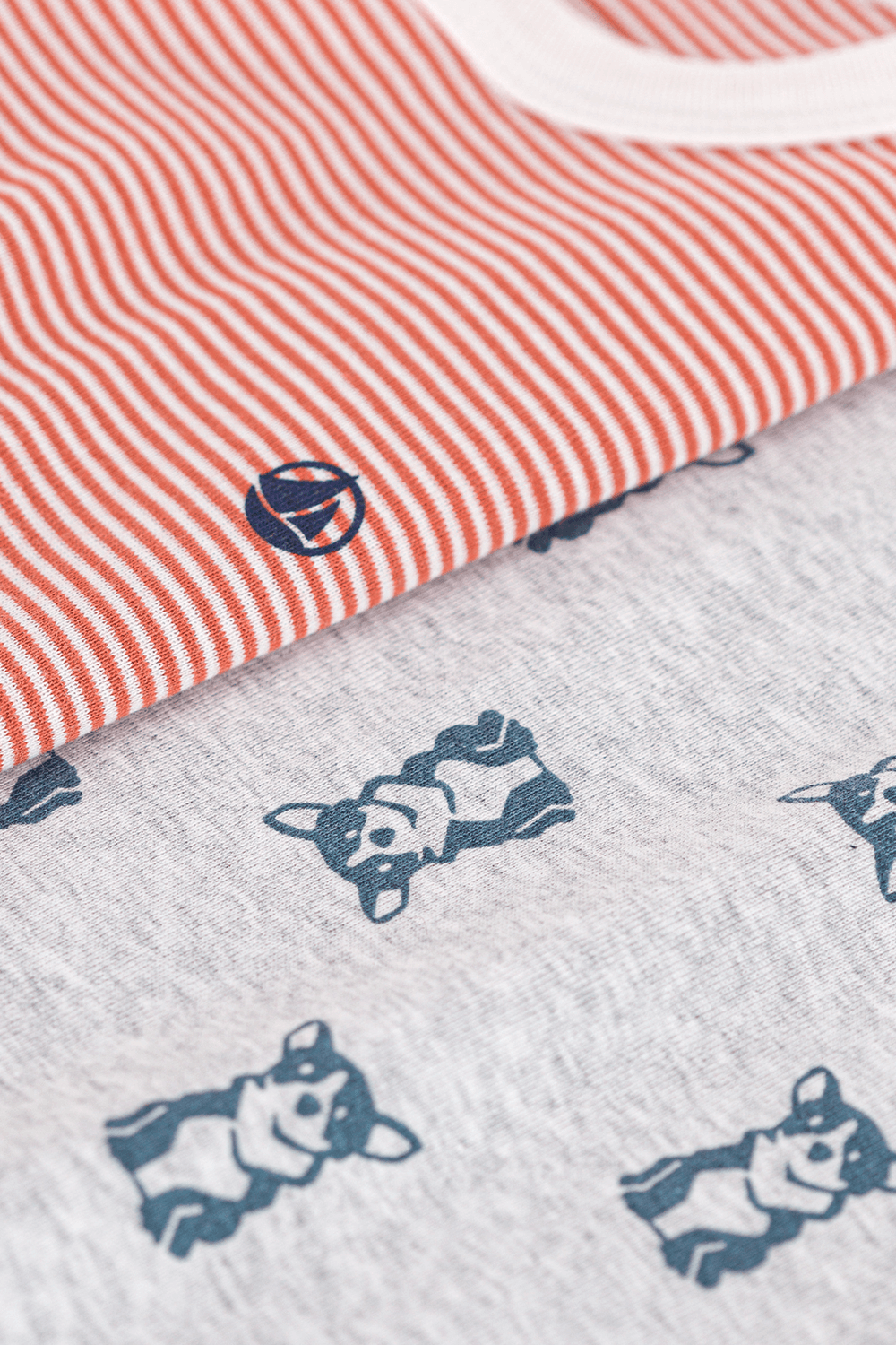 תמונת תקריב של סט פיג'מה - גילאי 3-5 שנים