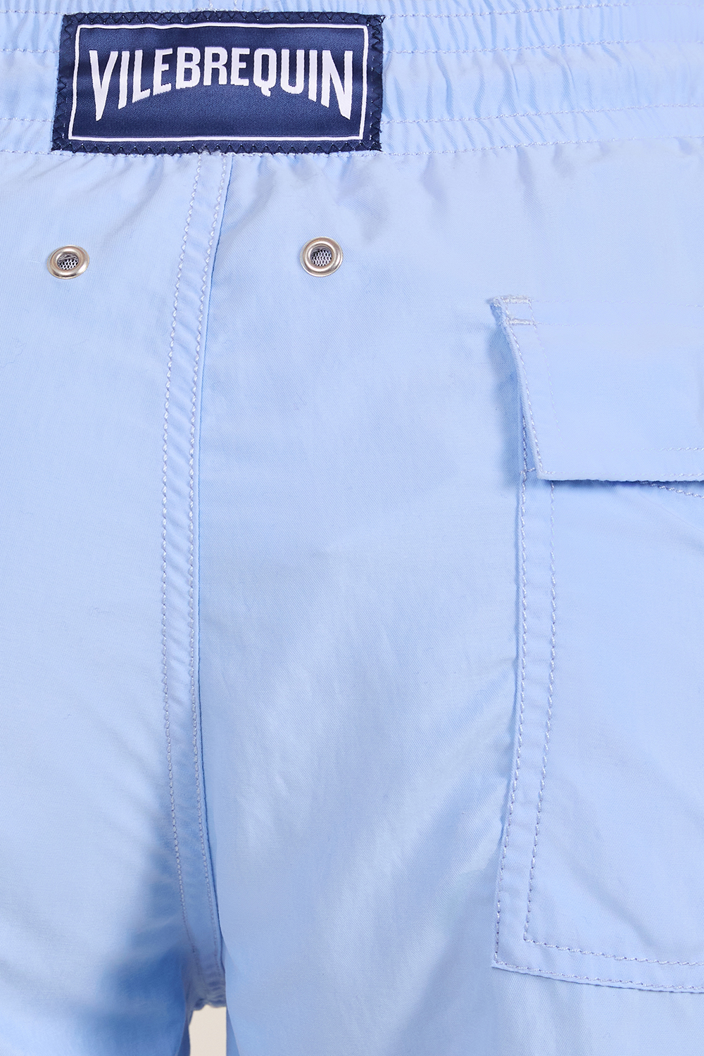 תמונת תקריב דוגמן של מכנסי בגד ים מוריאה