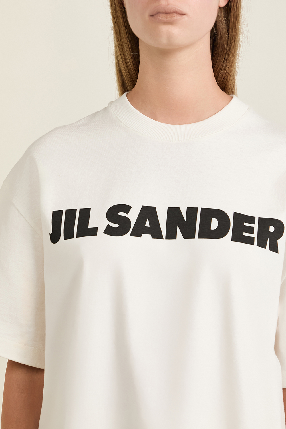 תמונת תקריב דוגמן של חולצת טי לוגו