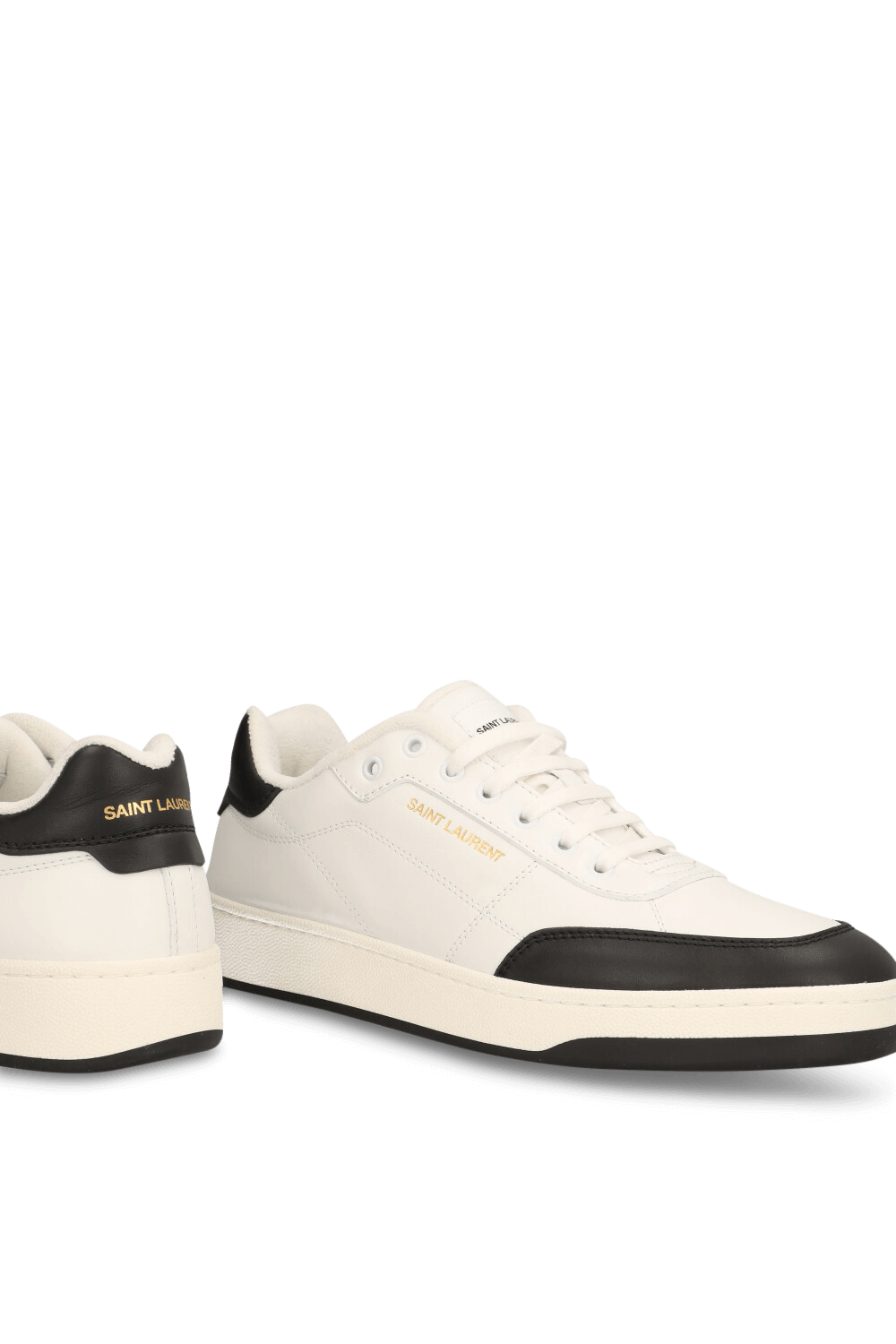 תמונת תקריב של נעלי סניקרס