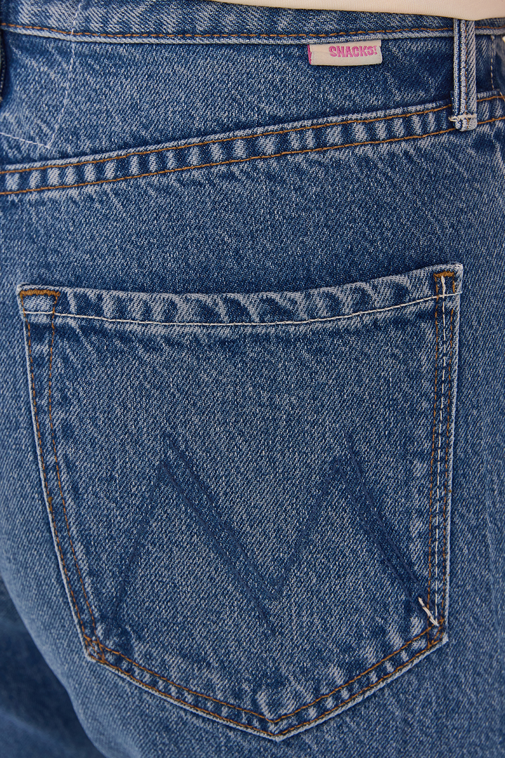 תמונת תקריב דוגמן של מכנסי ג'ינס מתרחבים