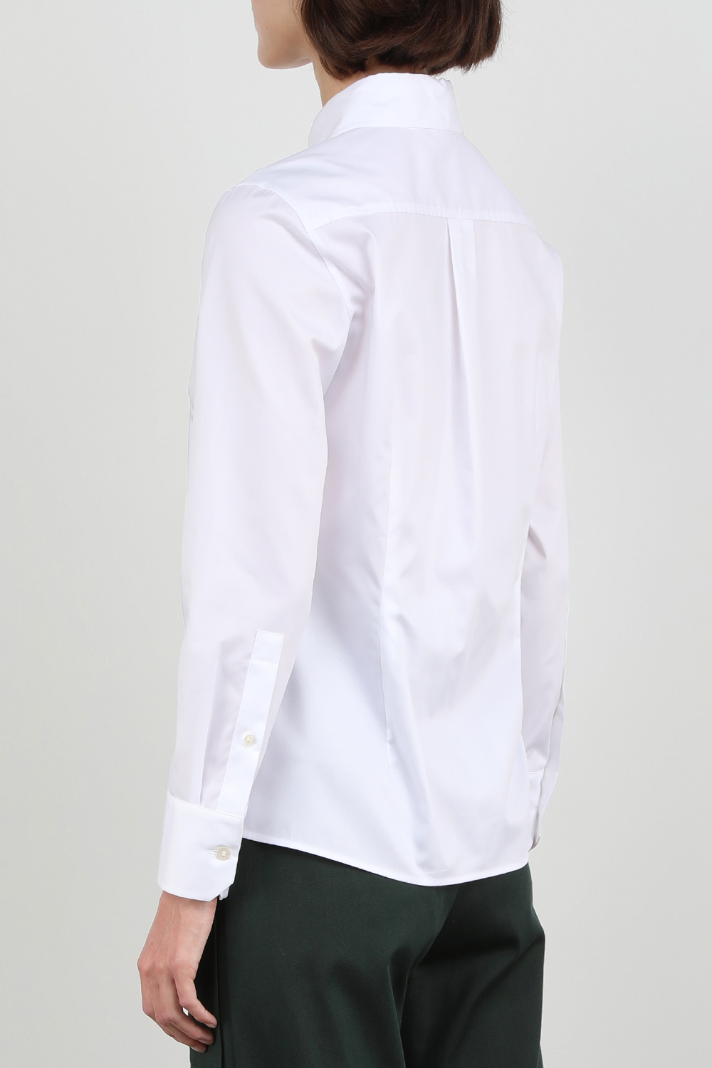 תמונת דוגמן אחורית של חולצה מכופתרת לבנה מכותנה