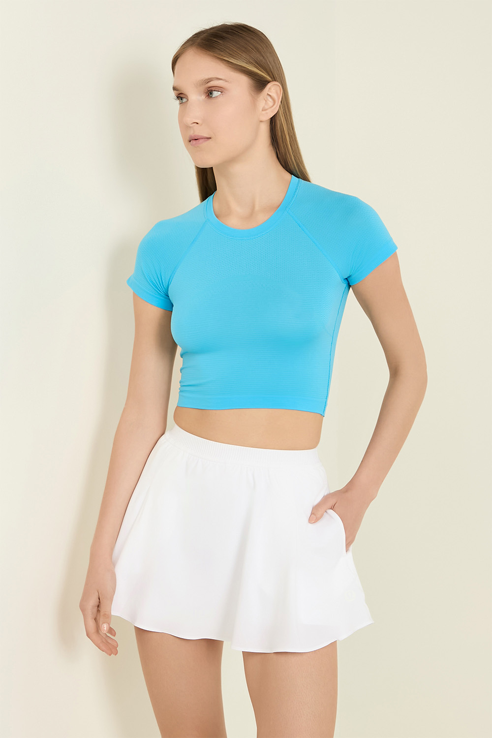 תמונת דוגמן קידמית של Swiftly Tech Cropped Short-Sleeve Shirt 2.0