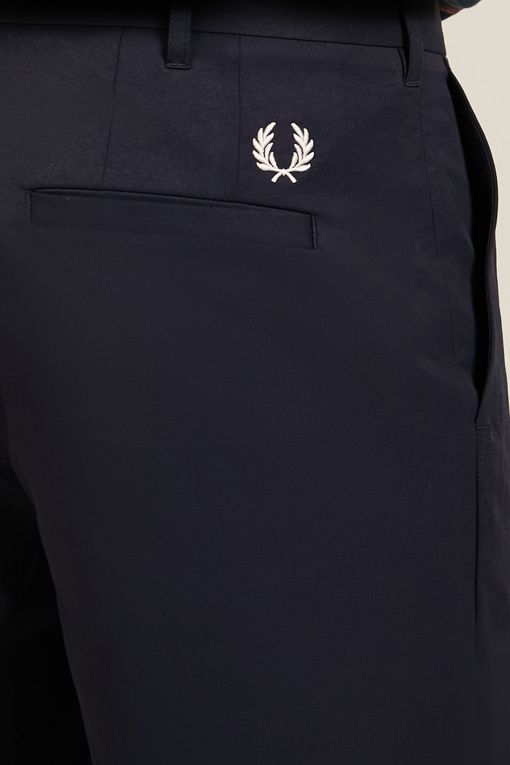 תמונת תקריב דוגמן של מכנסיים ארוכים