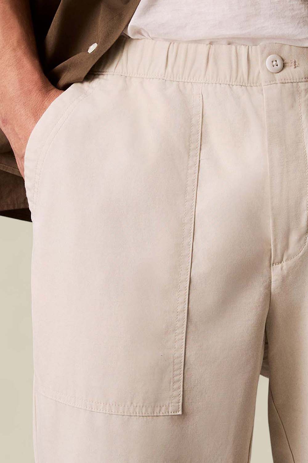 תמונת תקריב דוגמן של מכנסיים ארוכים