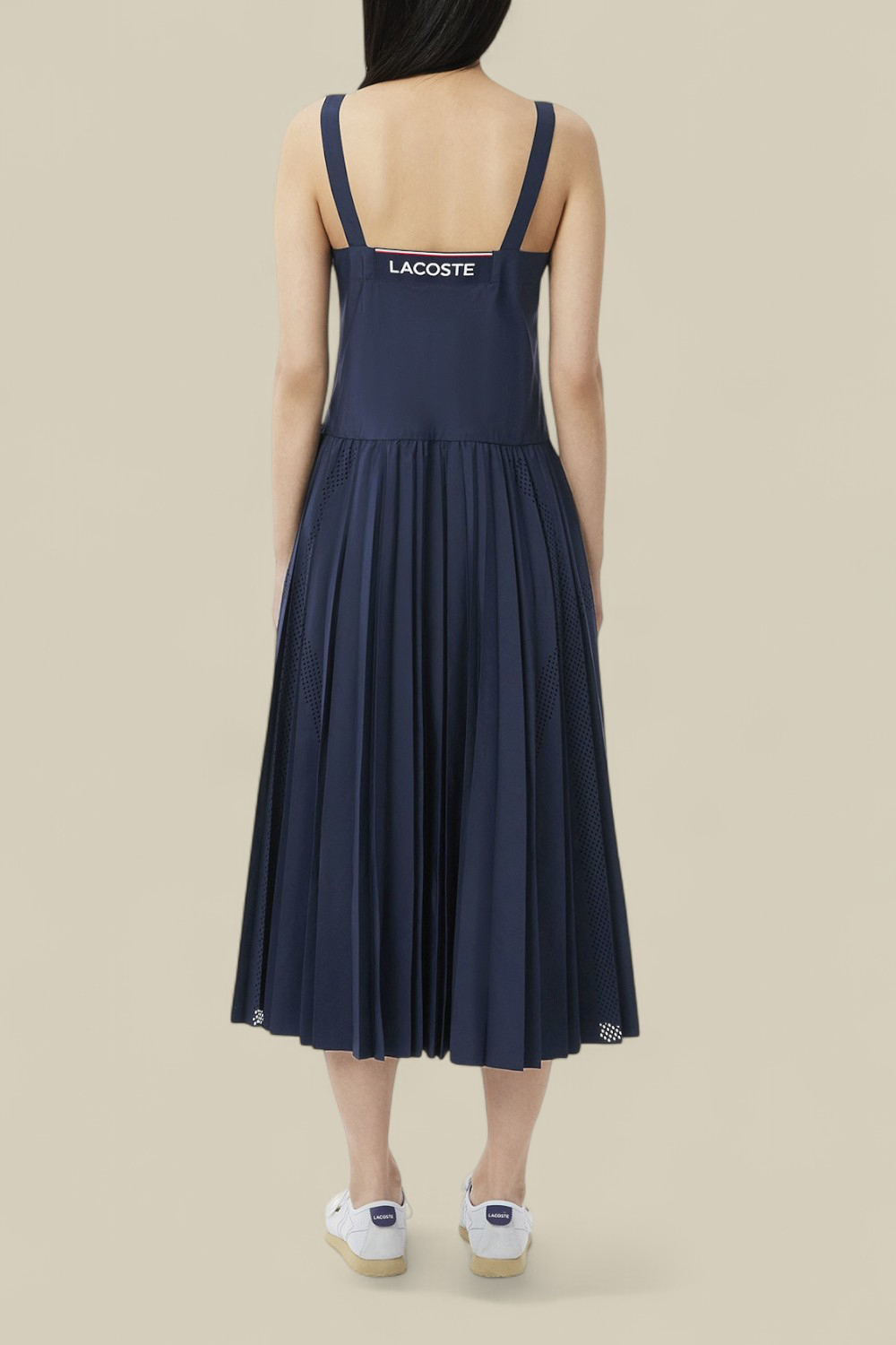 תמונת דוגמן אחורית של שמלת פליסה