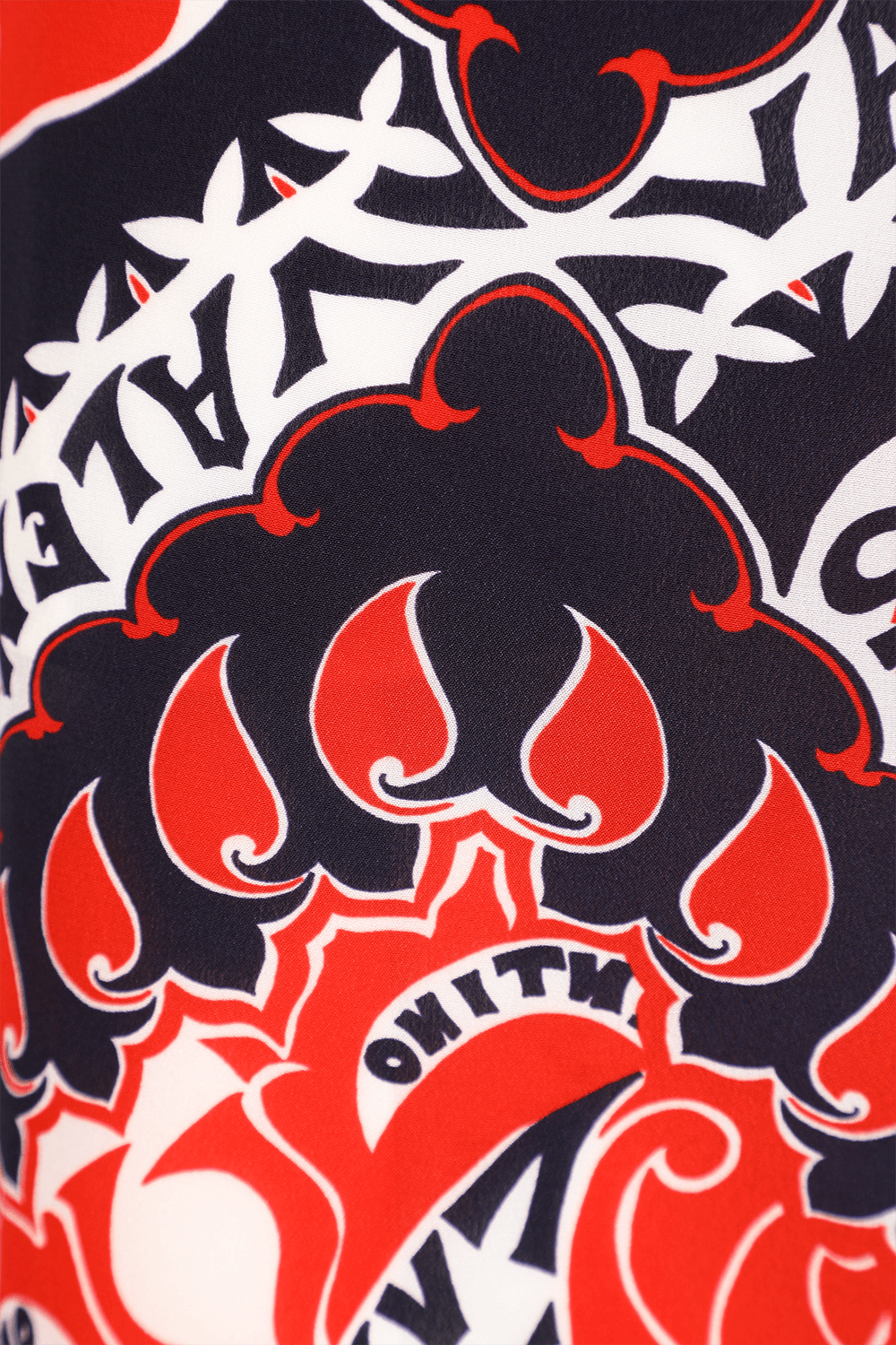 תמונה אחורית של מכנסי משי אדומים עם הדפס