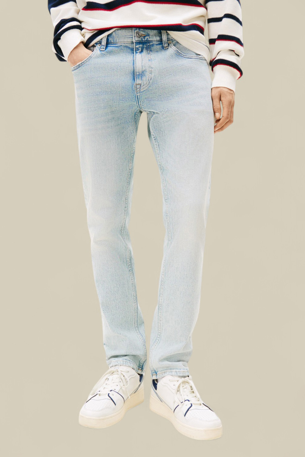 תמונת דוגמן קידמית של מכנסי ג'ינס סלים פיט