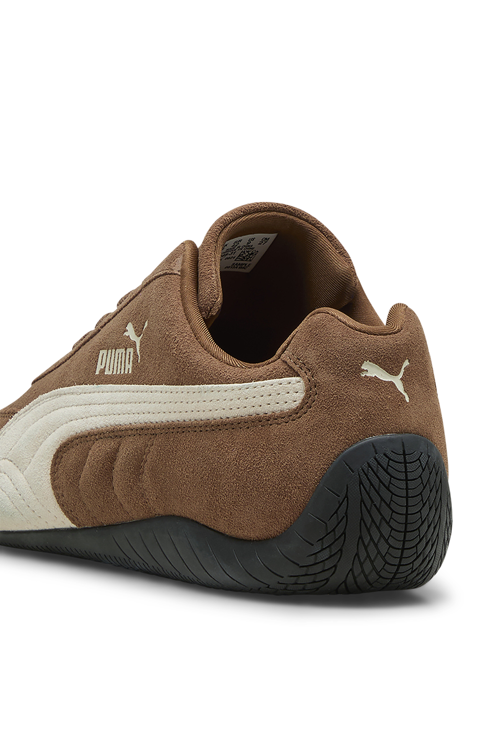 תמונת תקריב של נעלי סניקרס ספידקאט