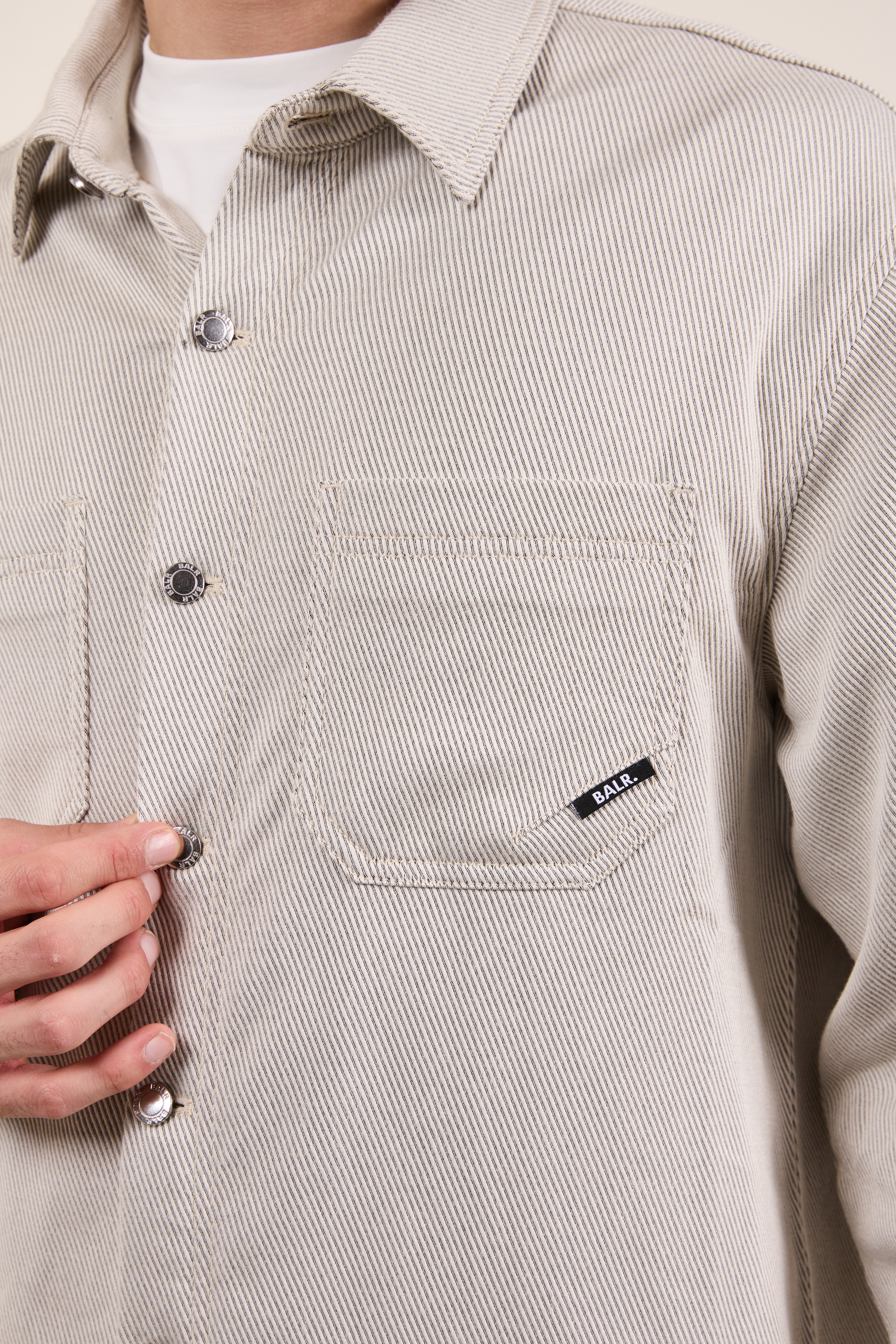 תמונת תקריב דוגמן של ז'קט מכופתר