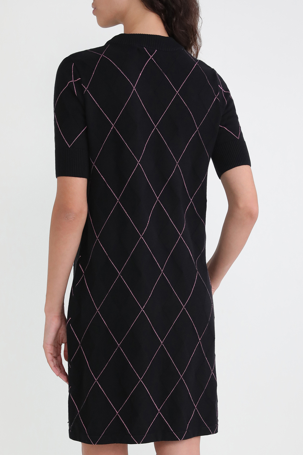 תמונת דוגמן אחורית של שמלה סרוגה ארגייל