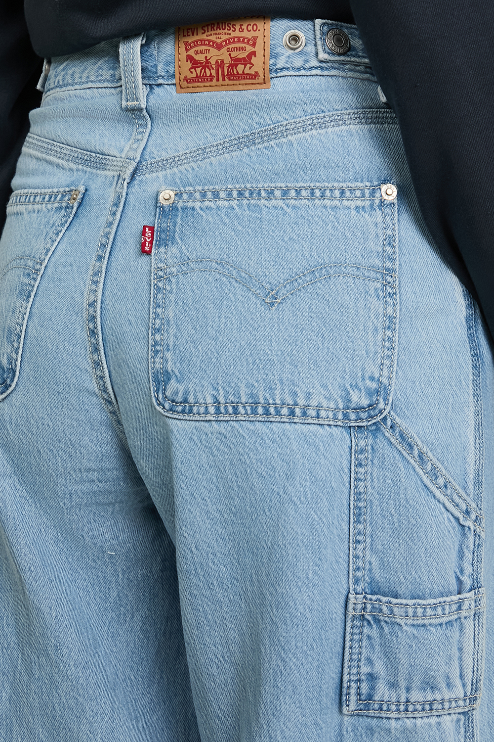 תמונת תקריב דוגמן של מכנסי ג'ינס בגזרת באגי