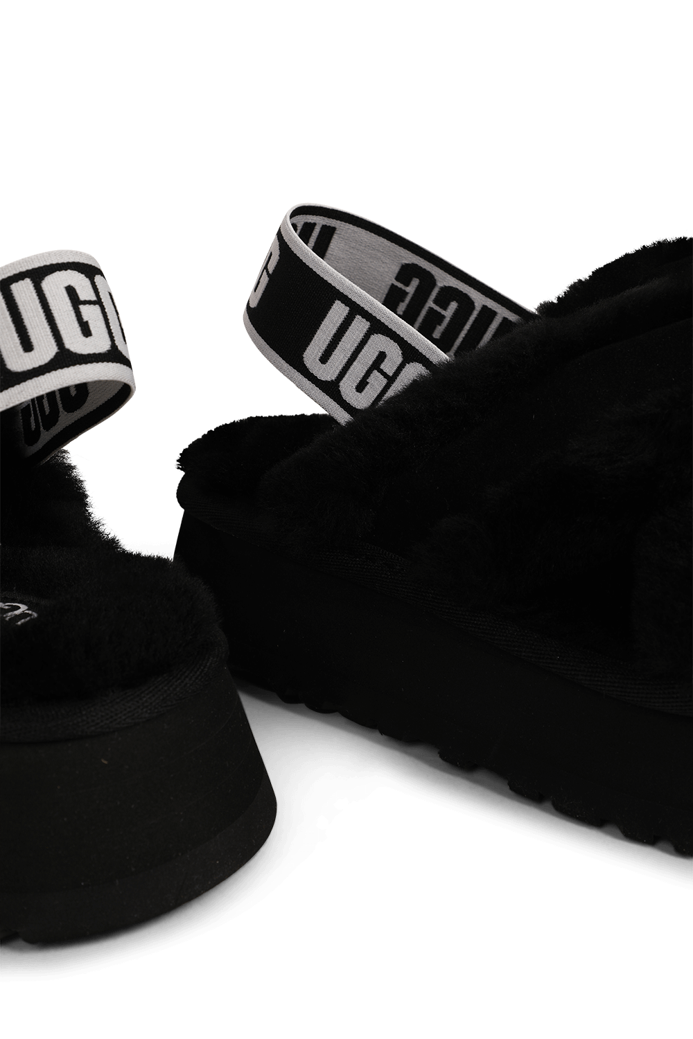 תמונת תקריב של נעלי סלייד דיסקו קרוס