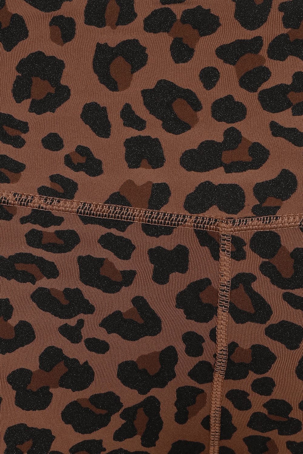 תמונה אחורית של מכנסי טייץ דריי-פיט עם הדפס מנומר מנצנץ