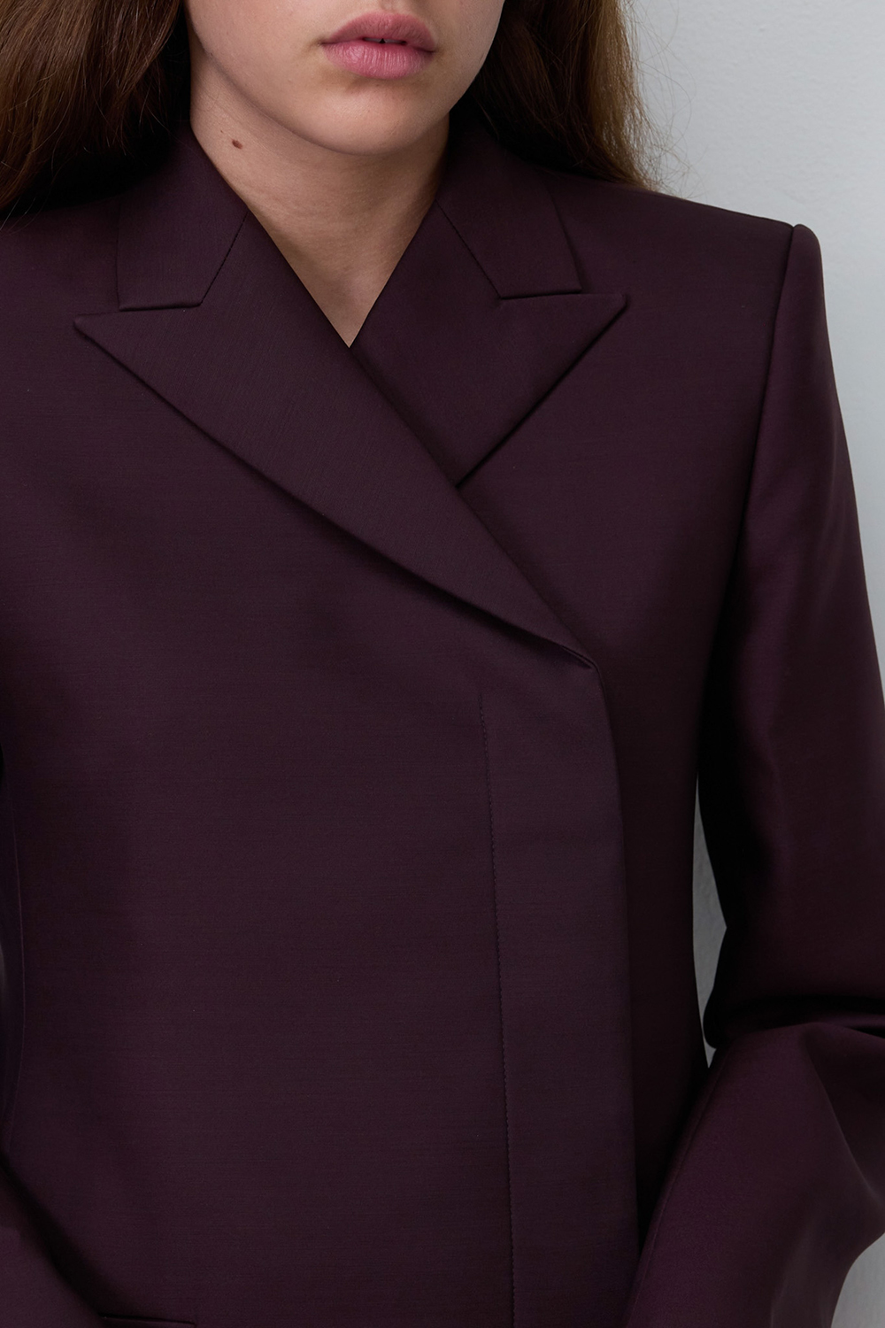 תמונת תקריב דוגמן של בלייזר מחויט