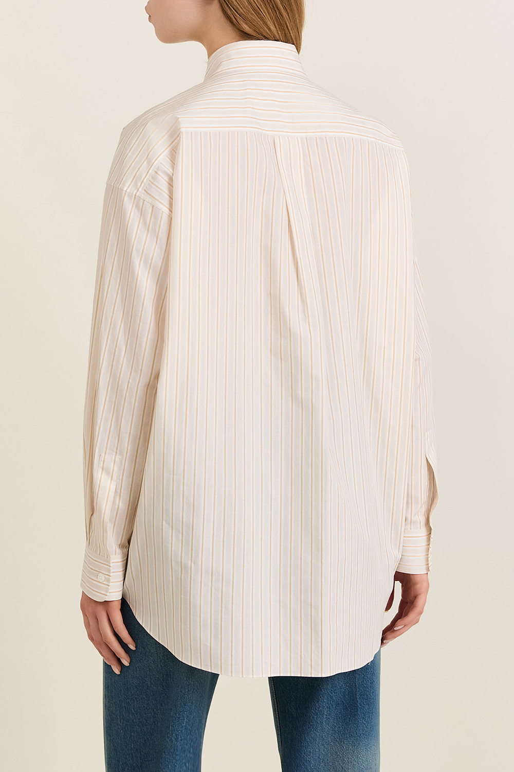 תמונת דוגמן אחורית של חולצת כפתורים אוברסייז