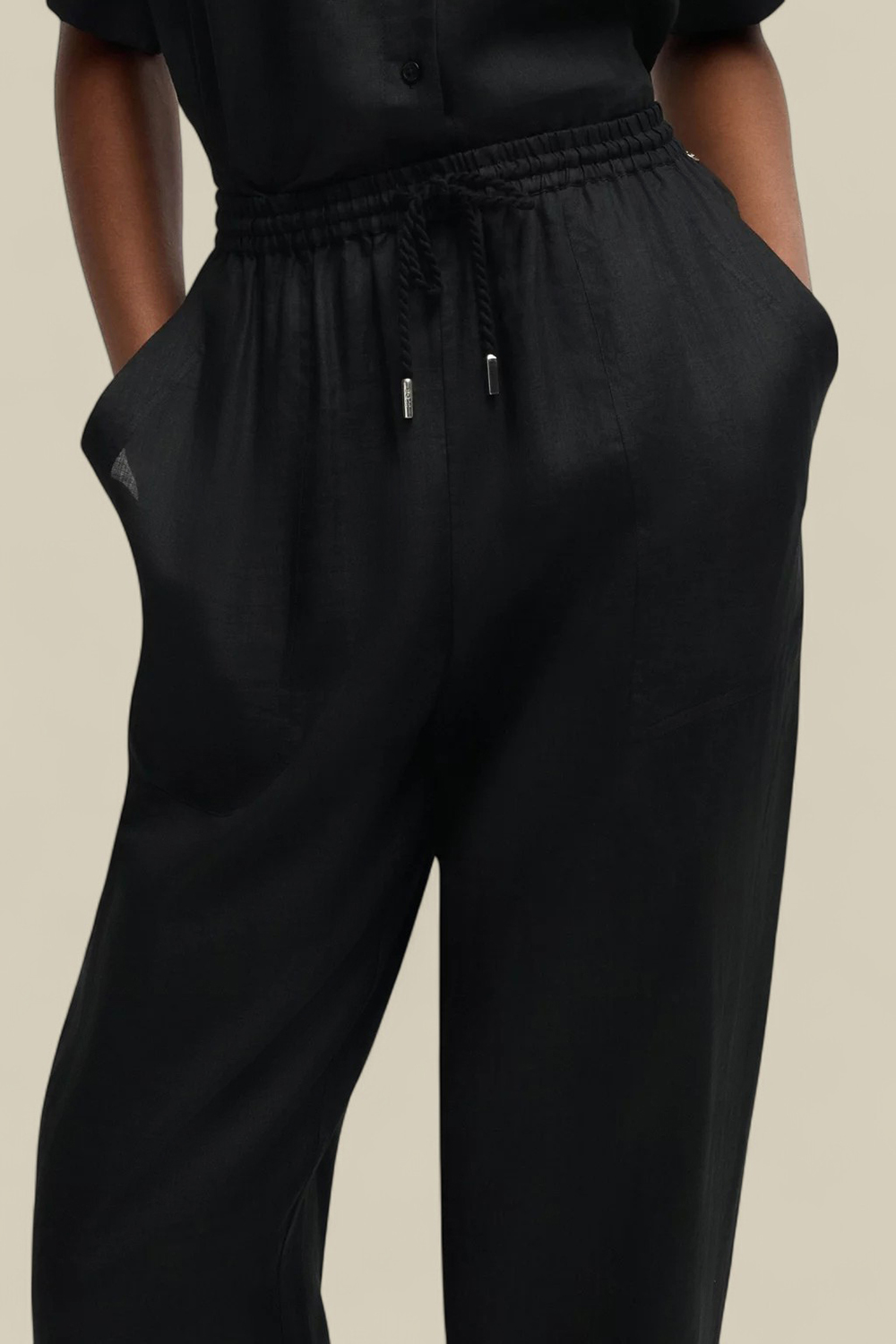 תמונת תקריב דוגמן של מכנסי ג'וג