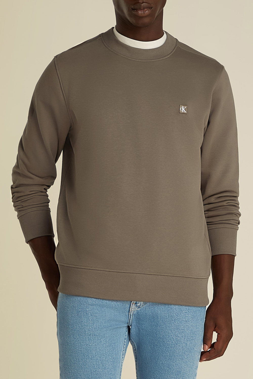 תמונת דוגמן קידמית של סווטשירט עם צווארון מעוגל