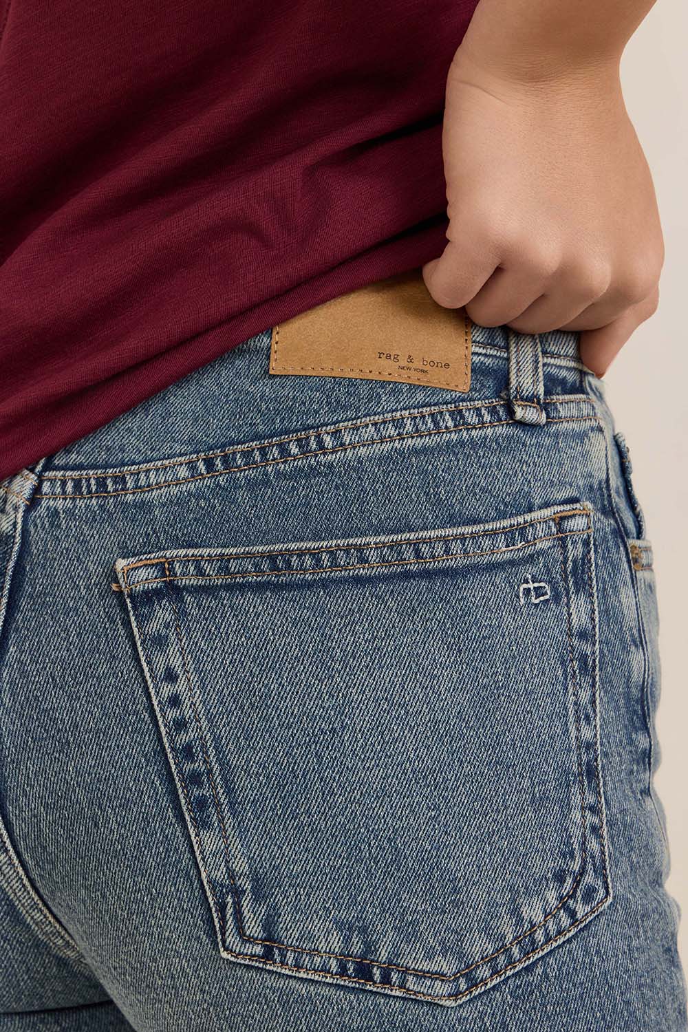 תמונת תקריב דוגמן של מכנסי ג'ינס בגזרה ישרה