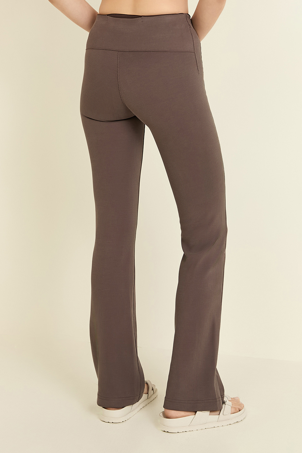 תמונת דוגמן אחורית של Brushed Softstreme Ribbed Zip Flared Pant 32.5''