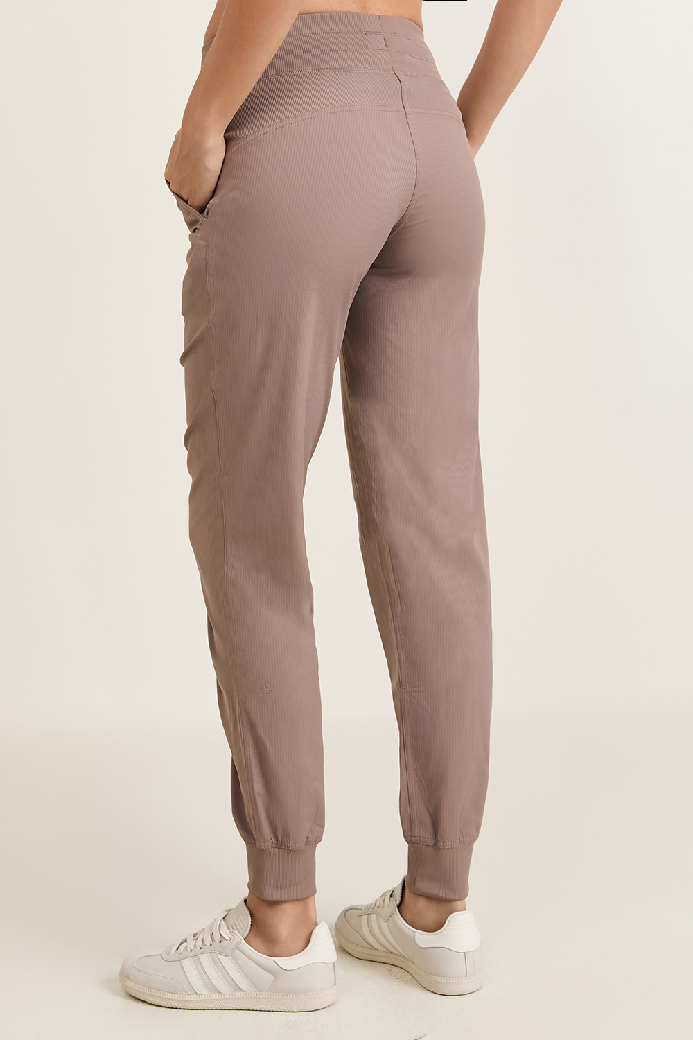 תמונת דוגמן אחורית של Dance Studio Mid-Rise Jogger