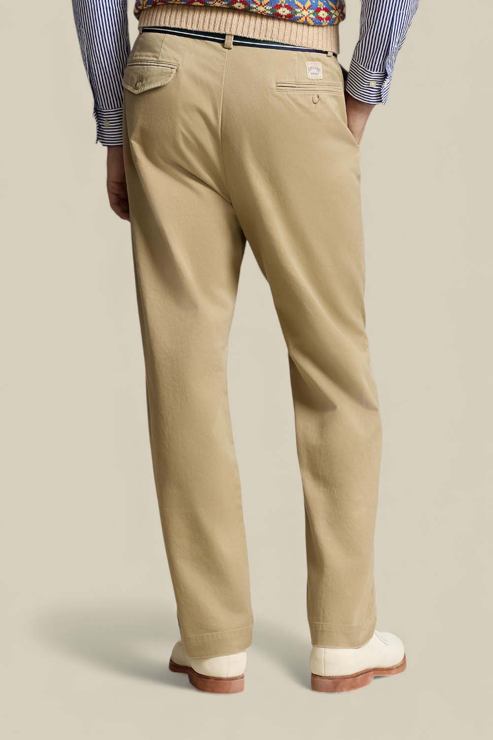 תמונת דוגמן אחורית של מכנסי צ'ינו