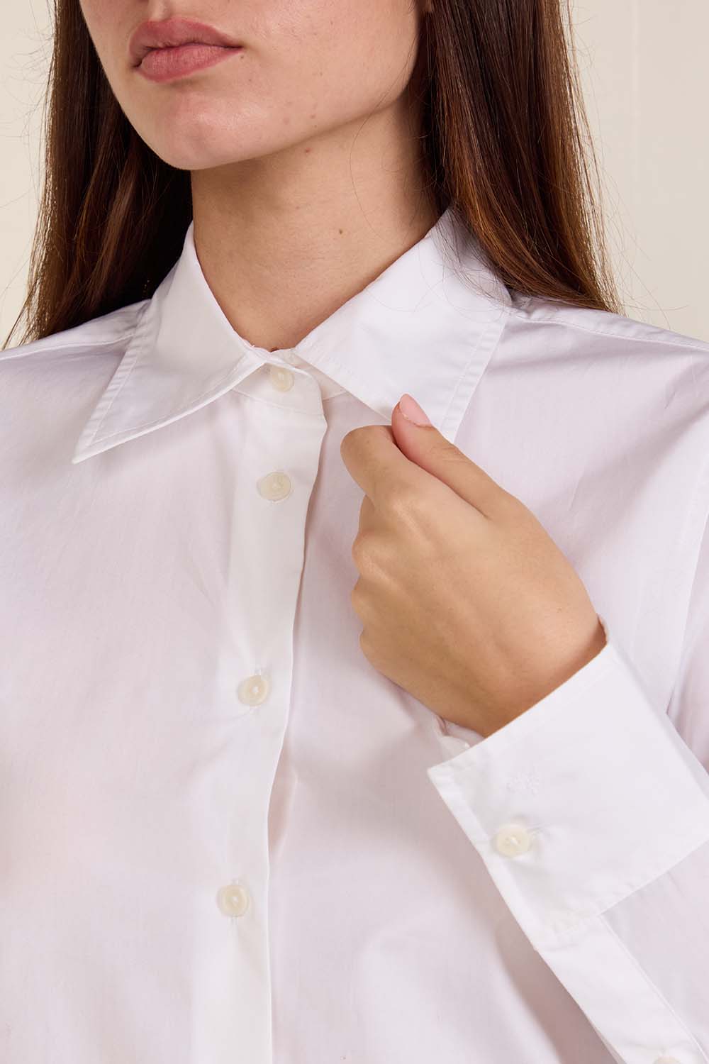 תמונת תקריב דוגמן של חולצת מכופתרת בגזרת סלים פיט