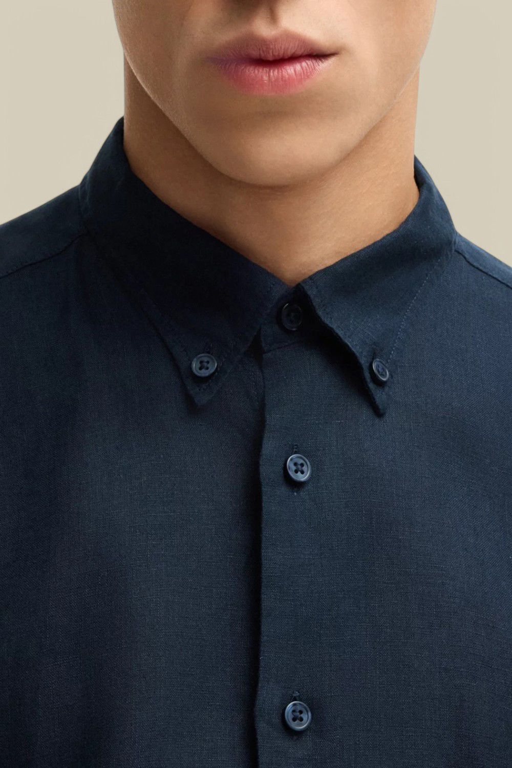 תמונת תקריב דוגמן של חולצה מכופתרת מפשתן